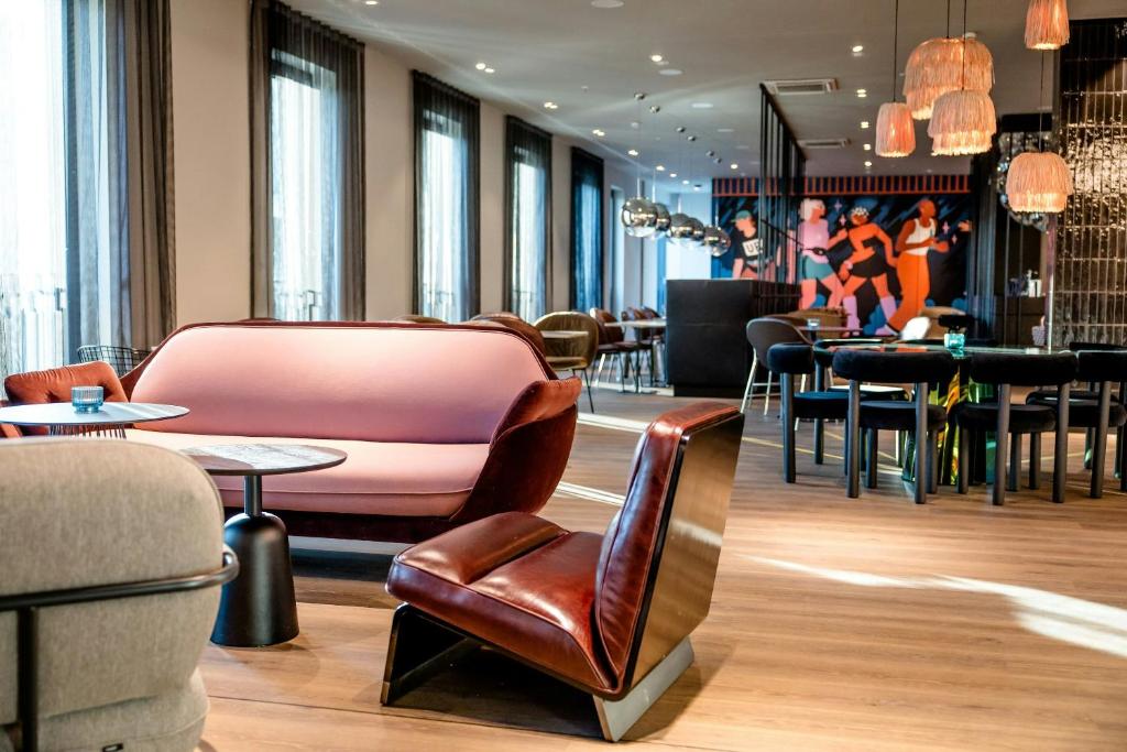 Situated only 200 metres from the famous Potsdamer Platz and directly opposite the German Bundesrat (federal council), this modern accommodation is...