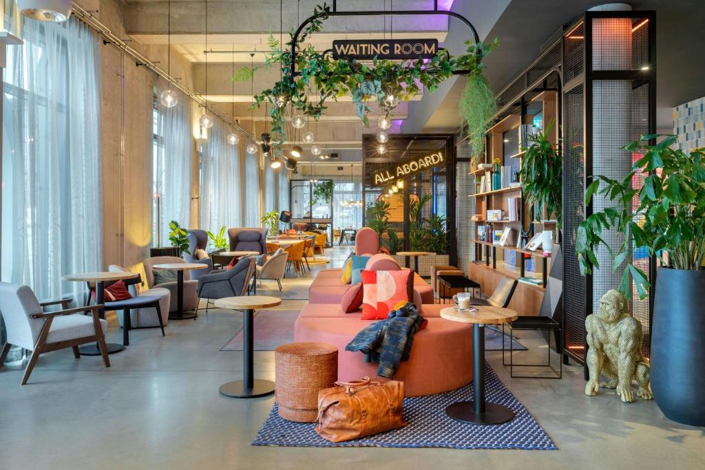 This stylish new hotel is situated close to Berlin's Ostbahnhof train station, just 2 city rail stops from Alexanderplatz.