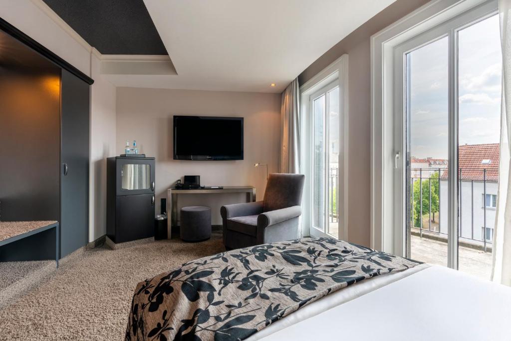 This first-class hotel offers a wellness area and a bar/lounge area.