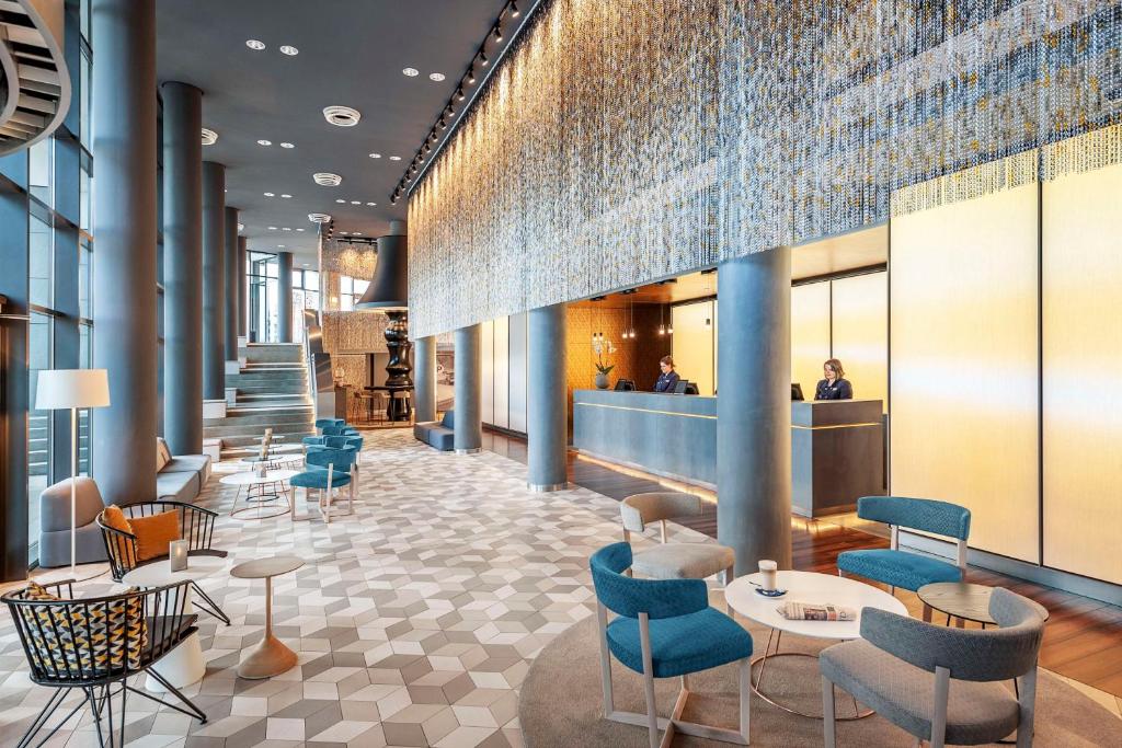 Situated in Berlin, 1.9 km from Alexanderplatz Underground Station, NH Berlin Alexanderplatz features accommodation with a terrace, private parking, a...