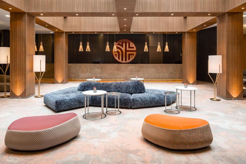 Boasting a fitness centre, a restaurant as well as a bar, NH Collection Berlin Mitte am Checkpoint Charlie is set in the centre of Berlin, 400 metres from...