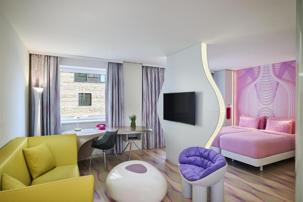 Nhow Berlin features a fitness centre, terrace, a restaurant and bar in Berlin. The property is located 400 metres from East Side Gallery, 3.