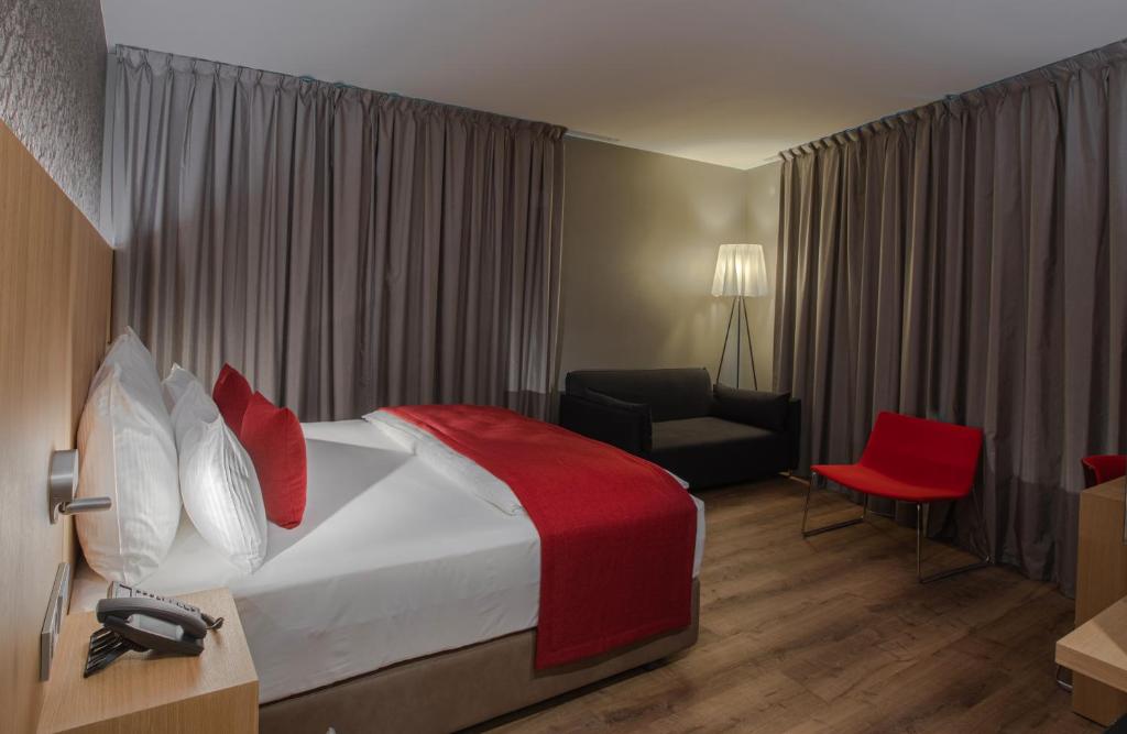 Set in Berlin, 2.4 km from Memorial of the Berlin Wall, Ocak Hotel offers accommodation with a terrace, private parking, a restaurant and a bar.
