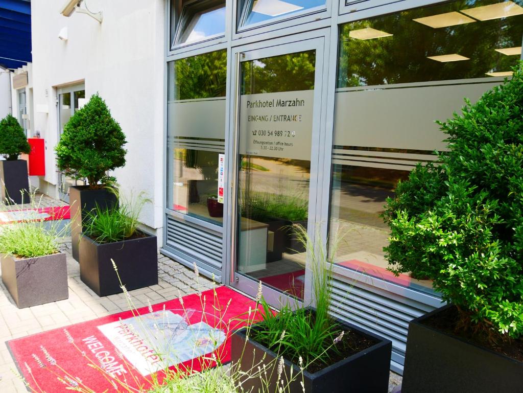This hotel offers free WiFi, free public parking, and is located 1 km from the Gardens of the World Park.