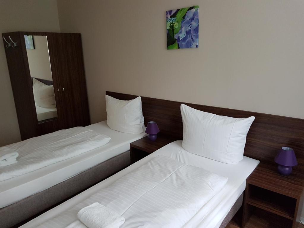 3.3 km from East Side Gallery, Hotel Pension Eberty is situated in Berlin and features rooms with free WiFi. The property is set 3.