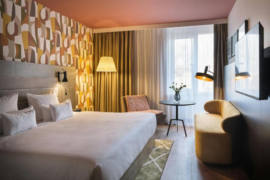 Situated opposite Köpenick Castle in the Köpenick district of Berlin, this hotel offers free WiFi, stylish accommodation and great public transport links...