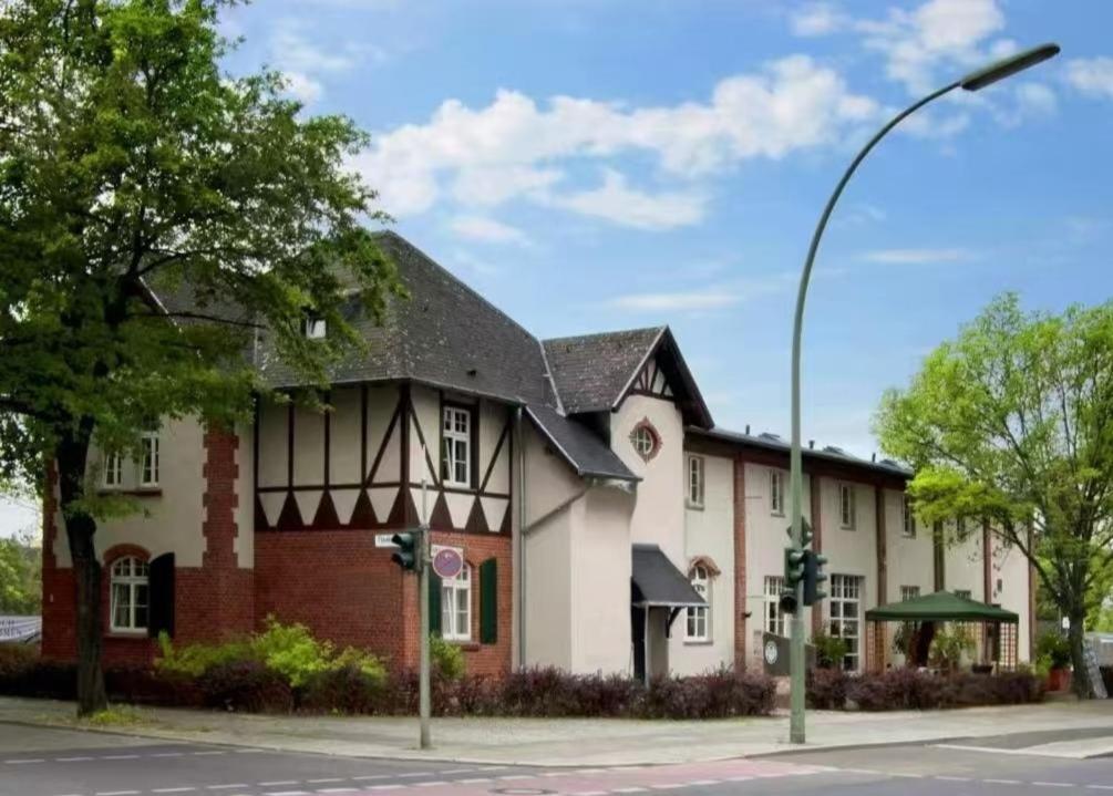 Located in Berlin, 9 km from Messe Berlin, Perle Hotel provides accommodation with a garden, free private parking, a terrace and a restaurant.