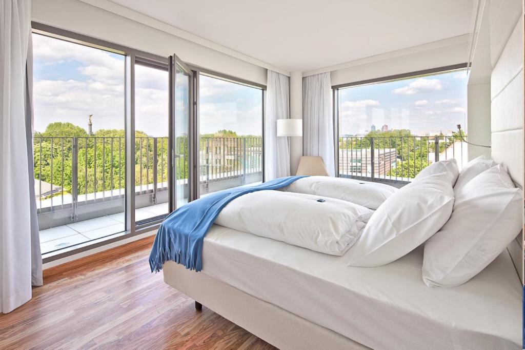 Situated conveniently in the centre of Berlin, Pestana Berlin Tiergarten offers air-conditioned rooms, a fitness centre, free WiFi and a shared lounge. 1.