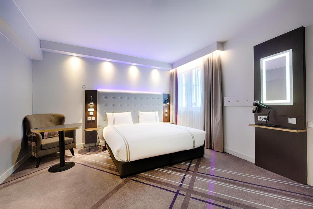 Featuring free WiFi, Premier Inn Berlin Kurfürstendamm offers accommodation in Berlin, 1.2 km from Kurfürstendamm and 1.