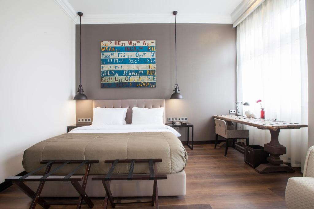 Newly opened in 2018, this modern hotel in central Berlin is within a 5-10 minute walk from the Potsdamer Platz square.