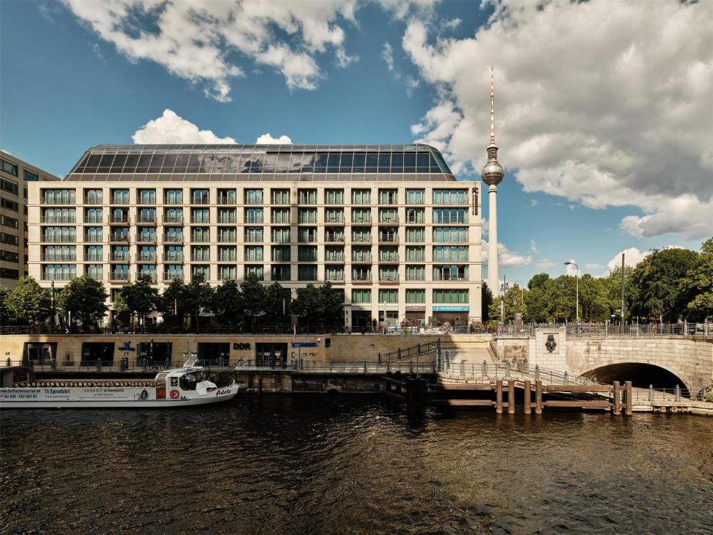Well located in Berlin, Radisson Collection Hotel, Berlin provides a buffet breakfast and free WiFi throughout the property.