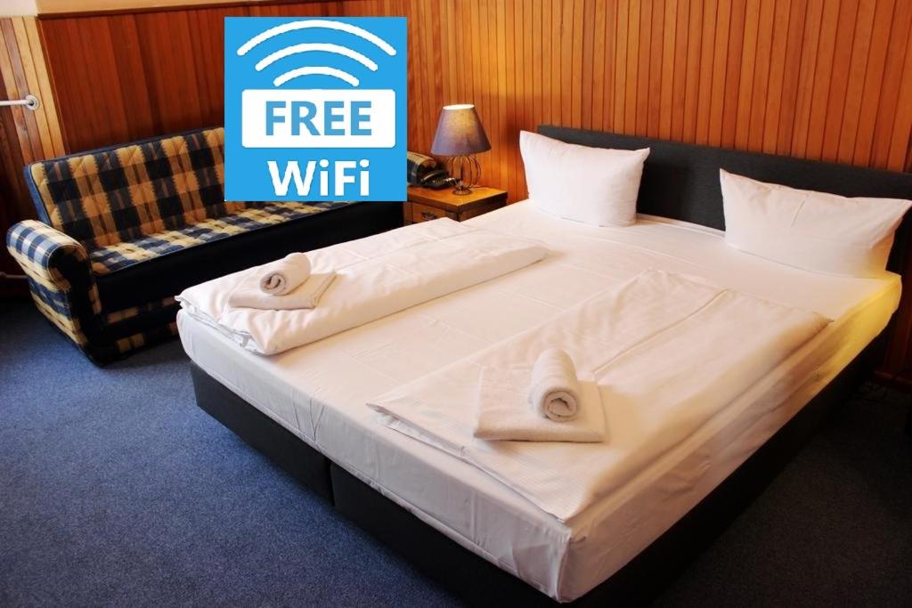 Boasting a prime location in a road parallel to Kurfürstendamm, this welcoming hotel occupies a typical, old Berlin-style building within walking distance...