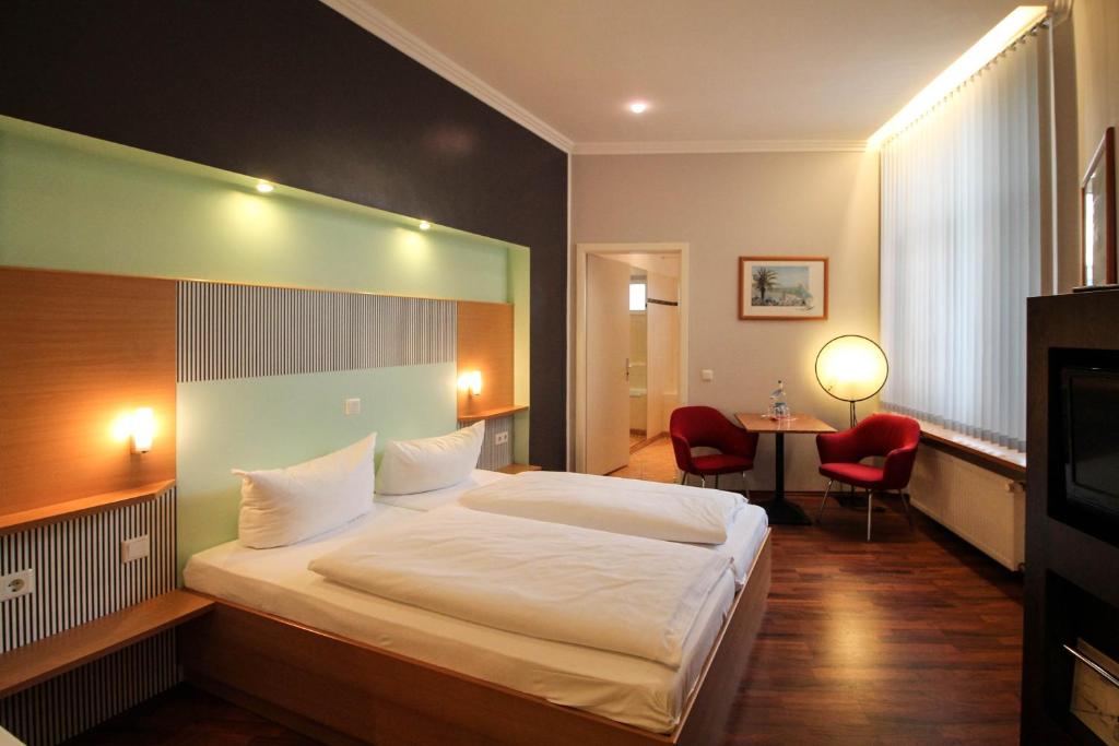This 3-star hotel is located in a quiet side street in Berlin’s Schöneberg district, a 2-minute walk from the lively Nollendorfplatz Square.