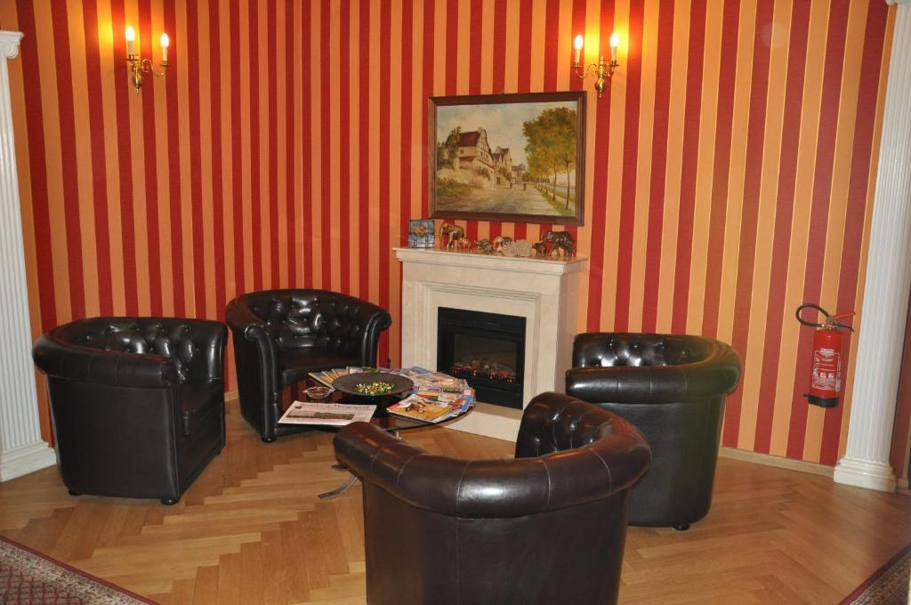 This 2-star hotel is on a quiet side street, just 50 metres from the vibrant Kurfürstendamm boulevard.