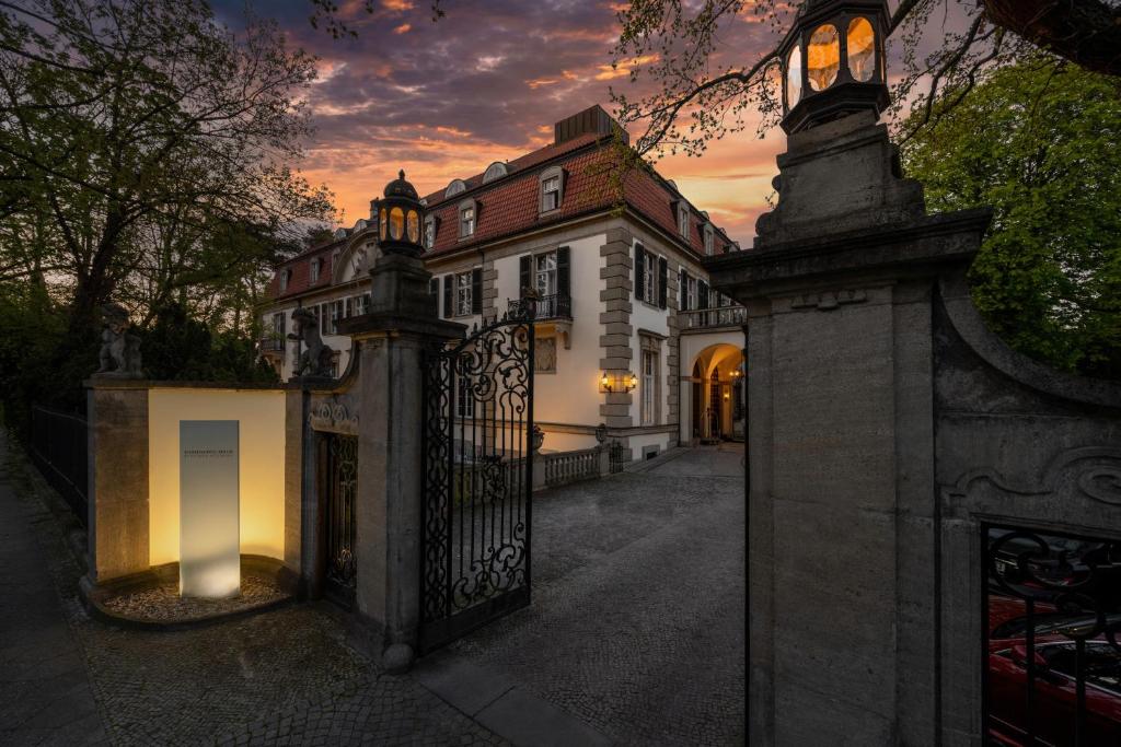 Schlosshotel Berlin is a private boutique hotel in Berlin’s stylish green district of Grunewald.