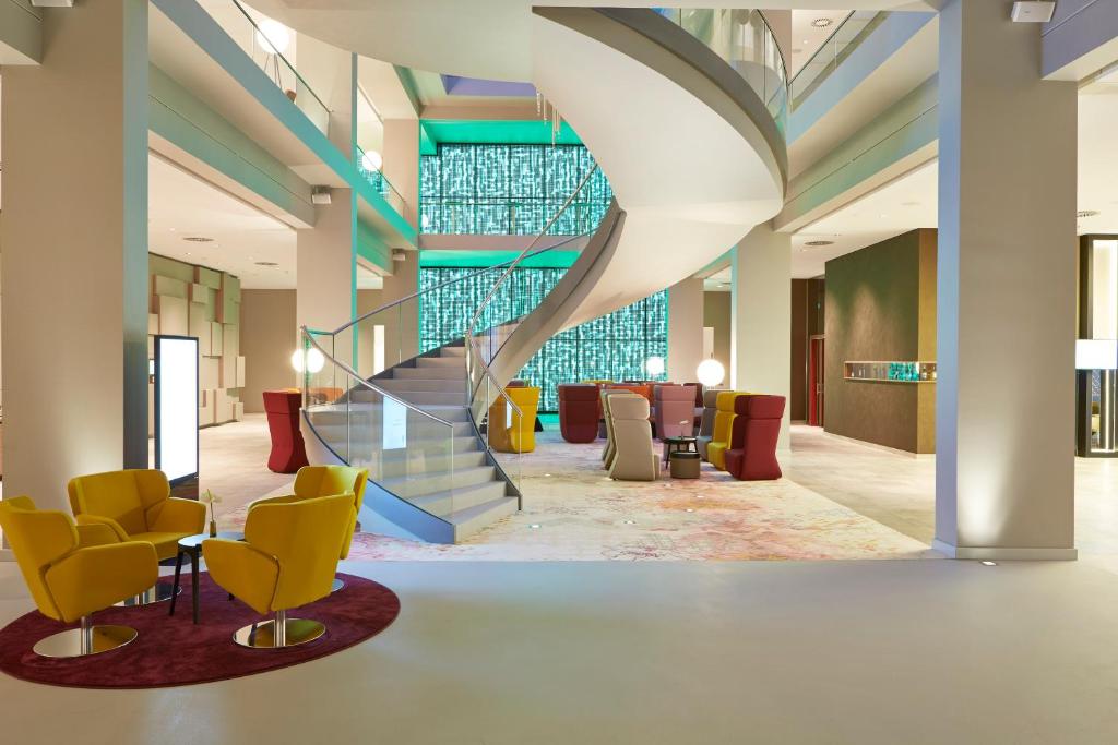 Featuring a fitness centre, a restaurant as well as a bar, Steigenberger Hotel Am Kanzleramt is located in the centre of Berlin, 1.