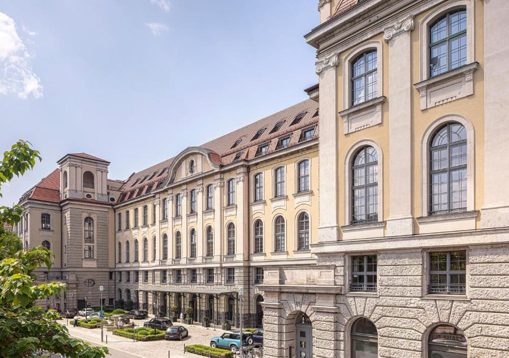 Set in Berlin, less than 1 km from Pergamon Museum, Telegraphenamt offers accommodation with a fitness centre, private parking, a restaurant and a bar.