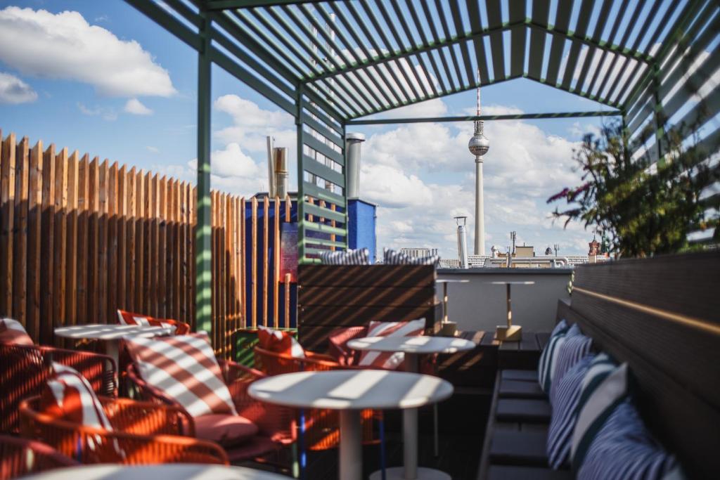 This hotel lies in the heart of Berlin, between the popular districts of Mitte and Prenzlauer Berg.