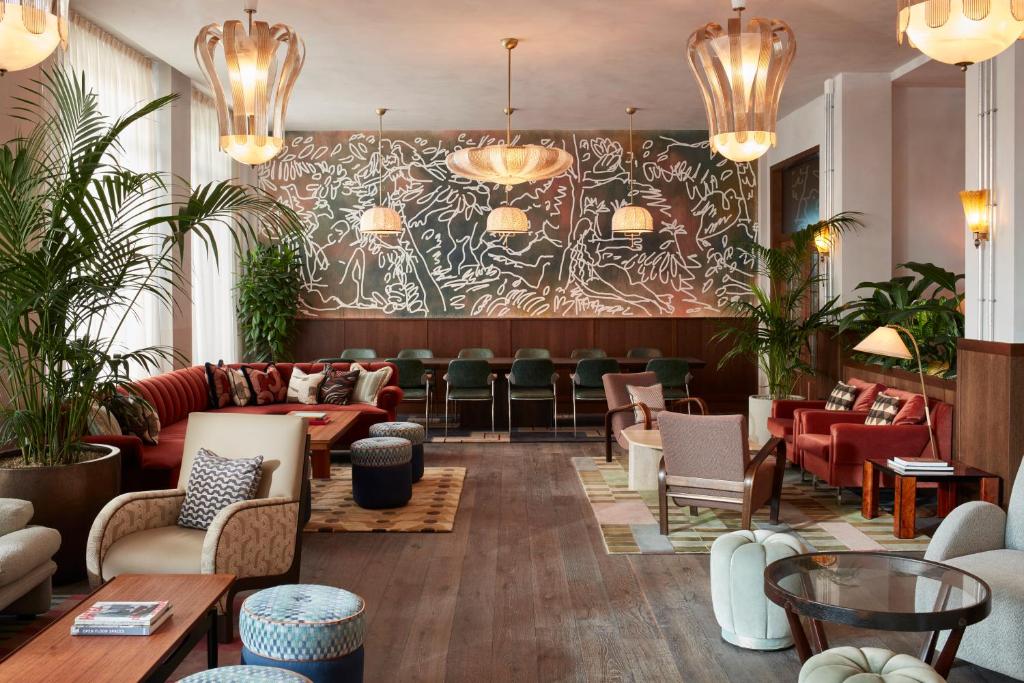 Ideally set in Berlin, The Hoxton, Berlin features air-conditioned rooms, free bikes, free WiFi and a bar.