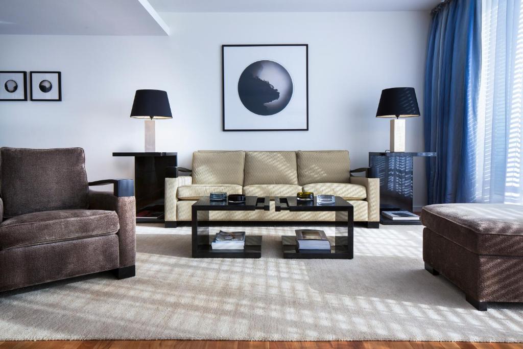 This 5-star design hotel in central Berlin offers stylish studios and suites with kitchen facilities.