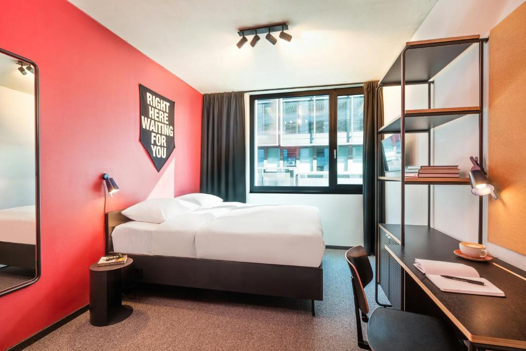 Located in Berlin, 700 metres from Alexanderplatz, The Social Hub Berlin Alexanderplatz Extended Stay provides accommodation with a fitness centre, private...