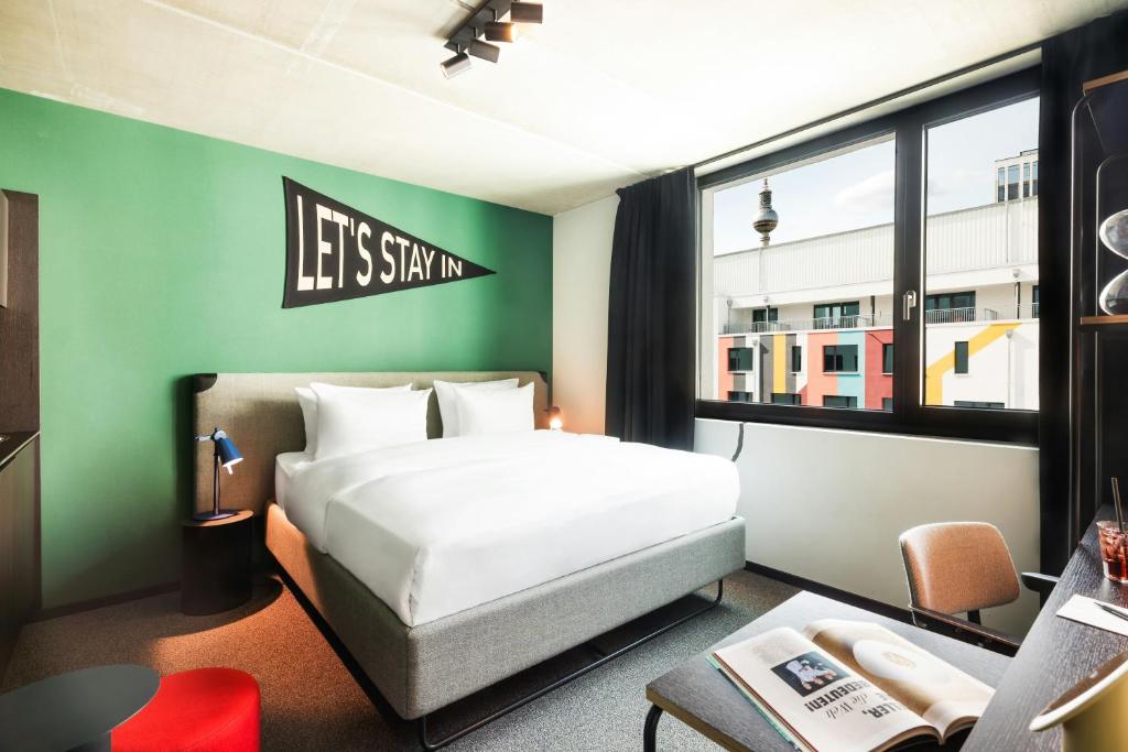 Located in Berlin, 600 metres from Alexanderplatz, The Social Hub Berlin Alexanderplatz provides accommodation with a fitness centre, private parking, a...