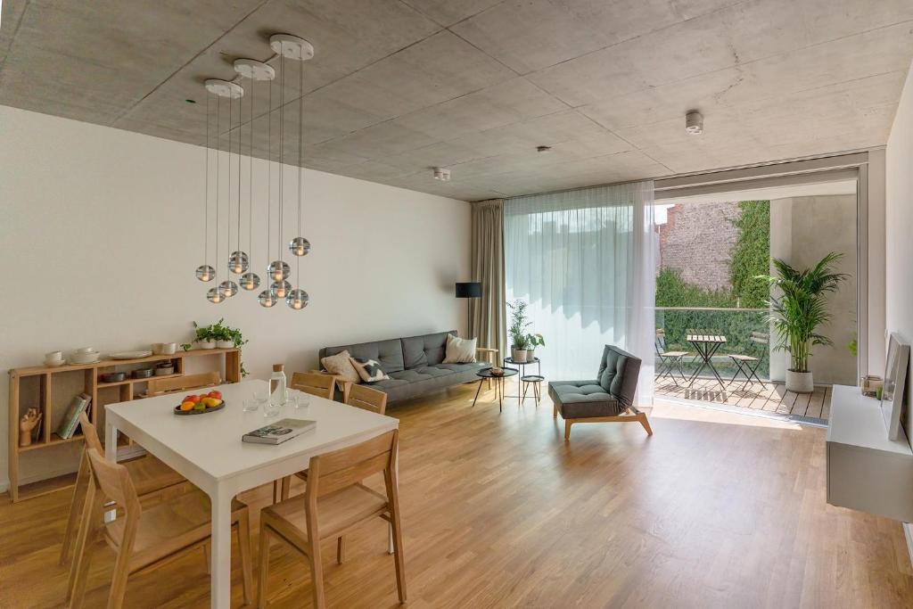 Set in Berlin, 2.2 km from Messe Berlin, Wilmina Apartments & Lofts offers accommodation with a seasonal outdoor swimming pool, private parking, a garden...