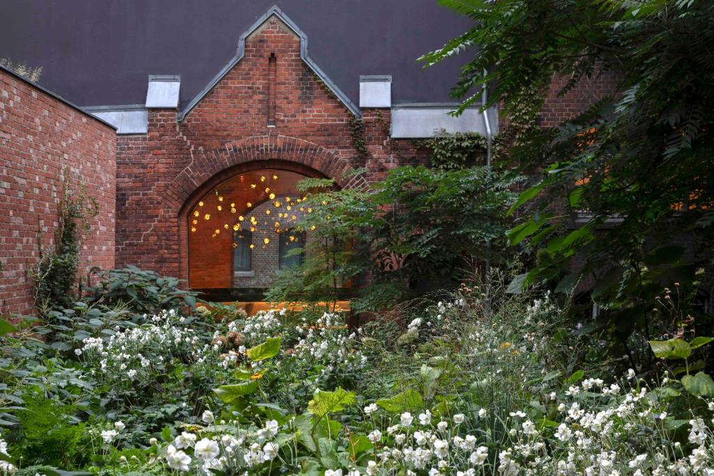 Located in Berlin, 2.2 km from Messe Berlin, Wilmina Hotel provides accommodation with an outdoor swimming pool, private parking, a fitness centre and a...