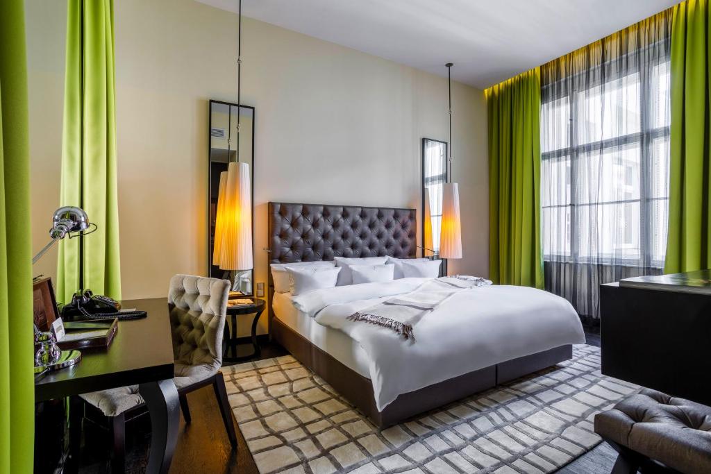 Attractively situated in Berlin, Hotel Zoo Berlin features air-conditioned rooms with free WiFi, private parking and room service.