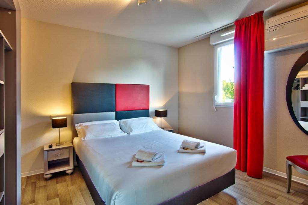 A 15-minute drive from Biarritz, Adonis Hotel Bayonne combines contemporary design with a small gift shop, just 15 km from Anglet Beach.