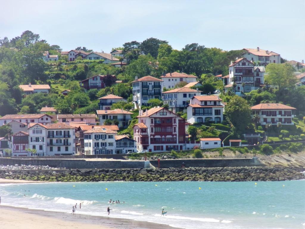 Sulla costa basca, arroccato sulla collina di Bordagain, l'Hotel Agur Deneri offre una vista impareggiabile sulla baia di Saint-Jean-de-Luz e sui porti di pesca.