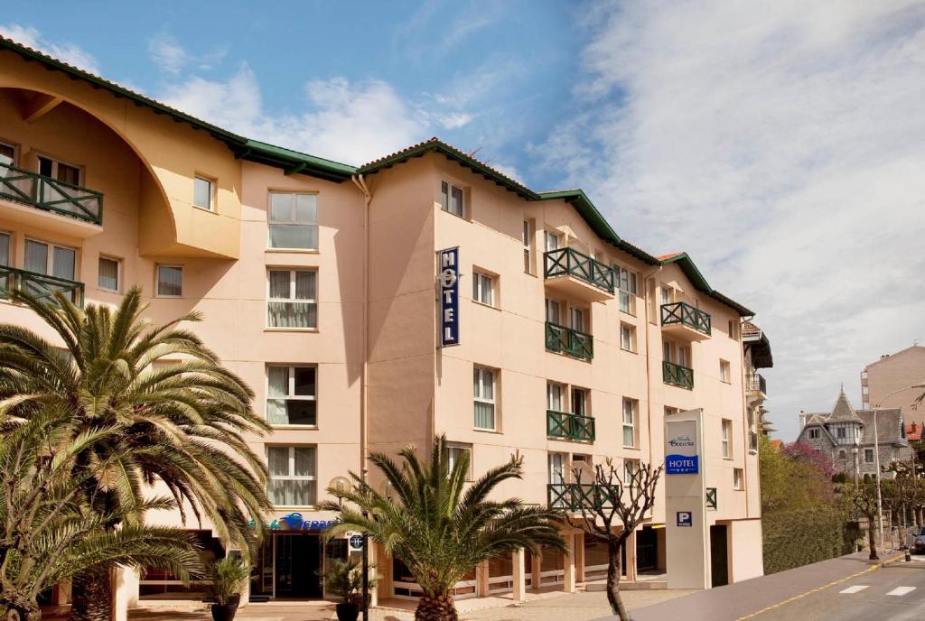 O Hôtel AKENA Biarritz - Grande Plage está localizado a apenas 300 metros da praia principal de Biarritz, perto do centro da cidade.