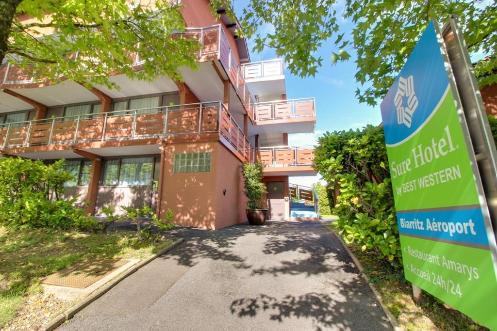 Sure Hotel by Best Western Biarritz Aéroport sits in the heart of the Basque Country, just 3 km from central Biarritz and its beaches.