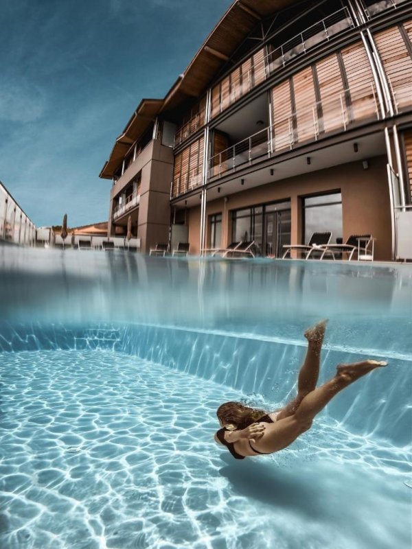 Das 4-Sterne-Hotel Hôtel & Spa Villa Seren in Hossegor bietet Unterkünfte mit Garten und einer Terrasse mit Seeblick sowie klimatisierte Zimmer mit kostenfreiem WLAN und kostenfreien Privatparkplätzen.