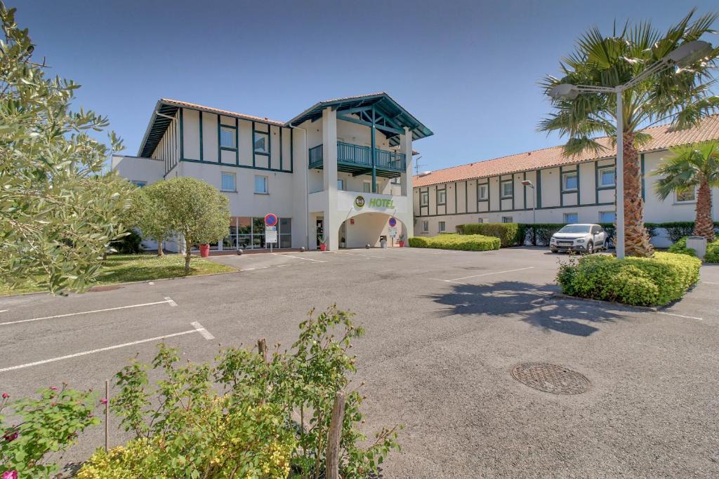 Das B&B HOTEL Saint Jean de Luz liegt 300 m von der Autobahn E70 entfernt und ist nur eine 5-minütige Fahrt von den Atlantikstränden von St Jean de Luz entfernt.