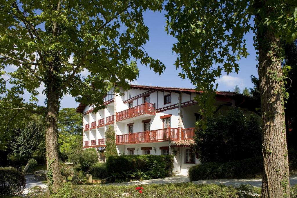 Hotel Argi Eder liegt im Herzen des Baskenlandes, in einem schönen Dorf in den Hügeln, weniger als 30 Minuten von den Stränden von Biarritz entfernt.
