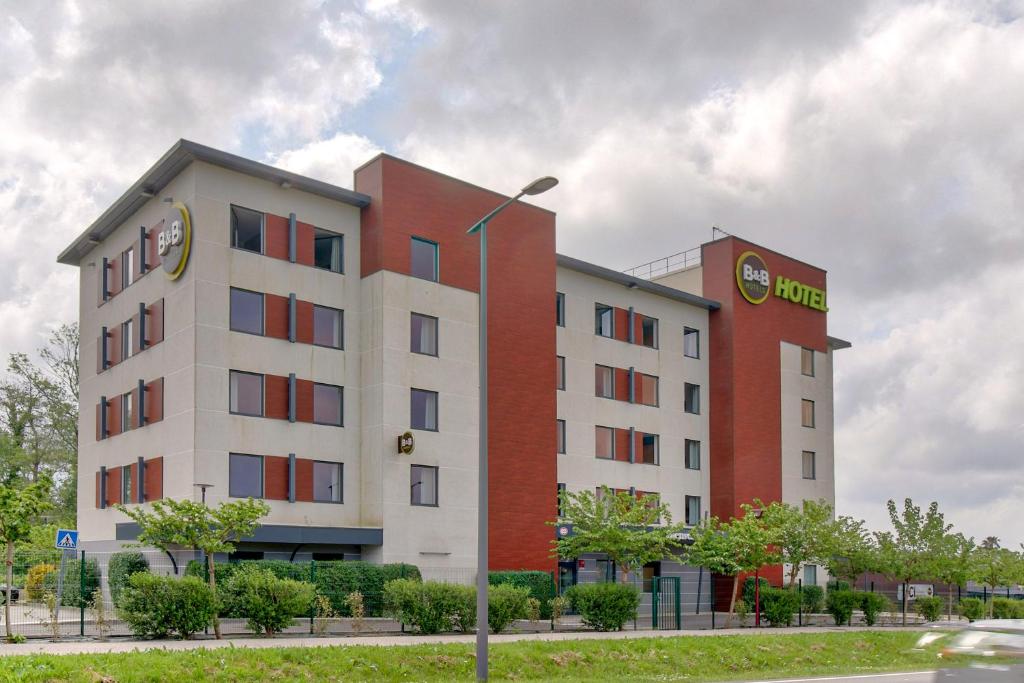 Situato a Labenne, a 29 km dalla stazione ferroviaria di Saint Jean de Luz e a 30 km dalla Chiesa di Saint-Jean-Baptiste, il B&B HOTEL Bayonne Tarnos offre camere.