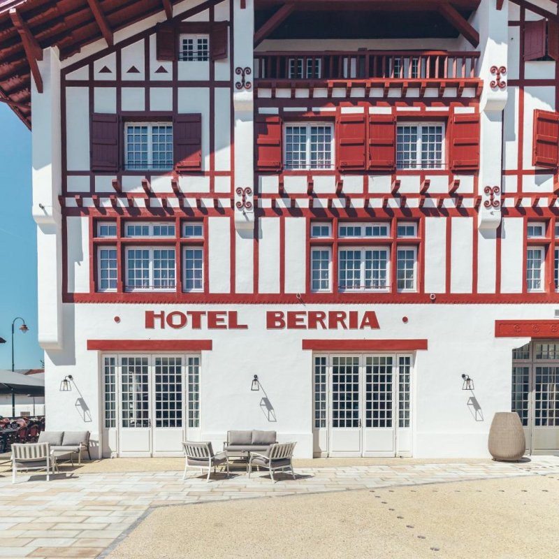 Located in Hasparren, the 4-star Hotel Berria features a terrace, a 12-hour front desk, concierge service and complimentary WiFi.