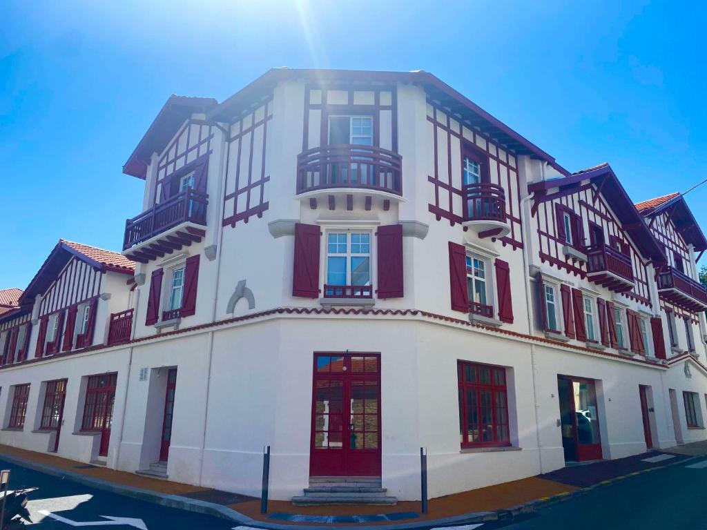 The Best Western Kemaris combines a lively setting, a wide range of amenities and a warm atmosphere, all within a building of typical Basque architecture.