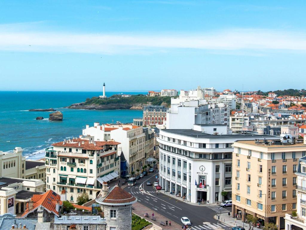 This Mercure hotel occupies a 1930s Art-Deco building in central Biarritz, right across from the beach, and includes complimentary Wi-Fi throughout.