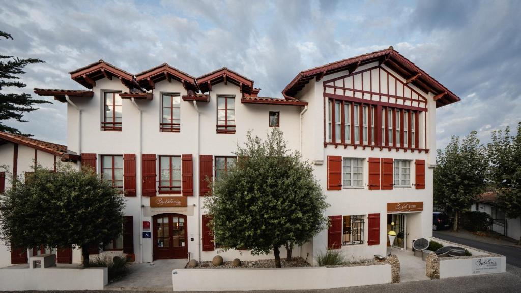 Situato a Guéthary, sulla costa basca, l'Hôtel Briketenia dista 38 km da San Sebastián e 12 km da Biarritz.