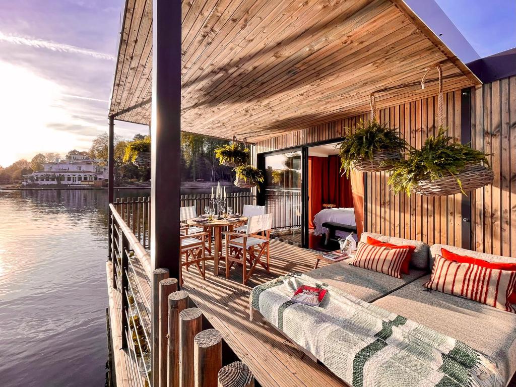 Brindos, Lac & Château - Relais & Châteaux - Anglet Biarritz is a 5-star property in Anglet, 1.5 km from Biarritz La Négresse train station, set on the shore of a private lake.