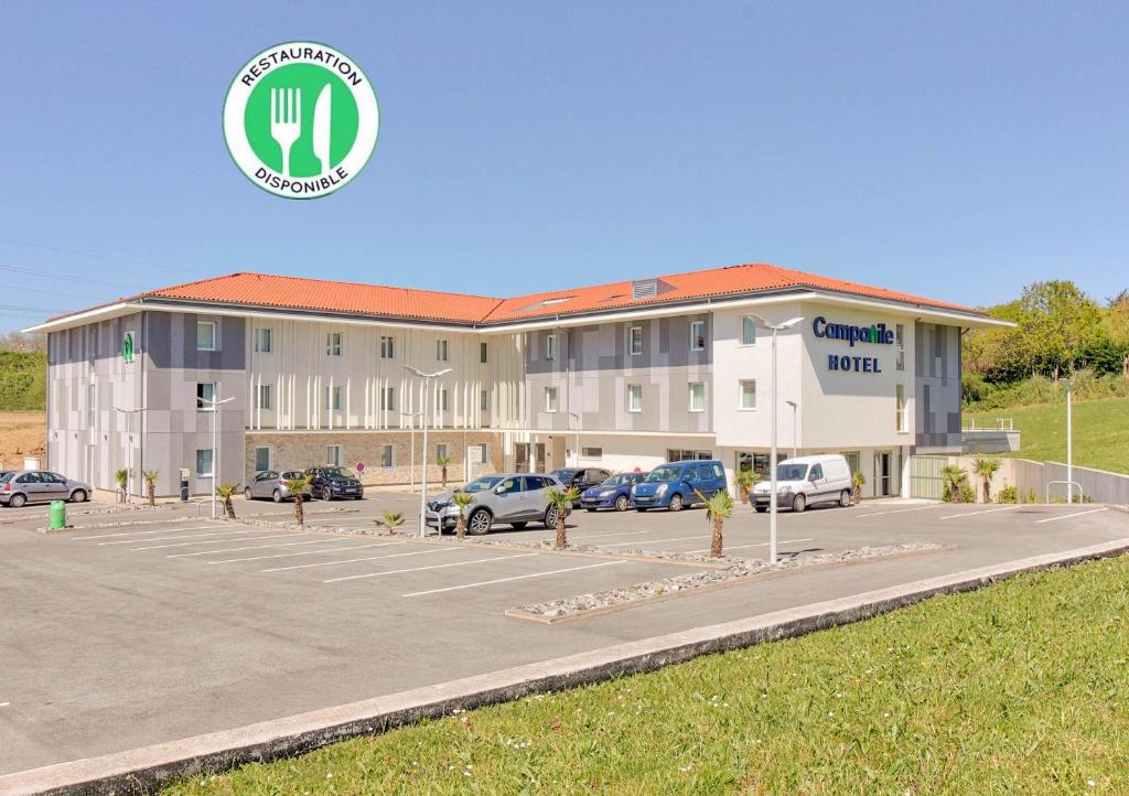 Das Campanile Saint Jean de Luz liegt in Saint-Jean-de-Luz, nur 1,1 km vom Strand Lafitenia entfernt, und bietet Unterkünfte mit Garten, Privatparkplätzen, einer Gemeinschaftslounge und einer Terrasse.
