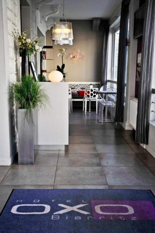 Hôtel Oxo enjoys a central Biarritz location opposite the media library and its gardens, just a 10-minute walk from the beach, with free WiFi throughout.