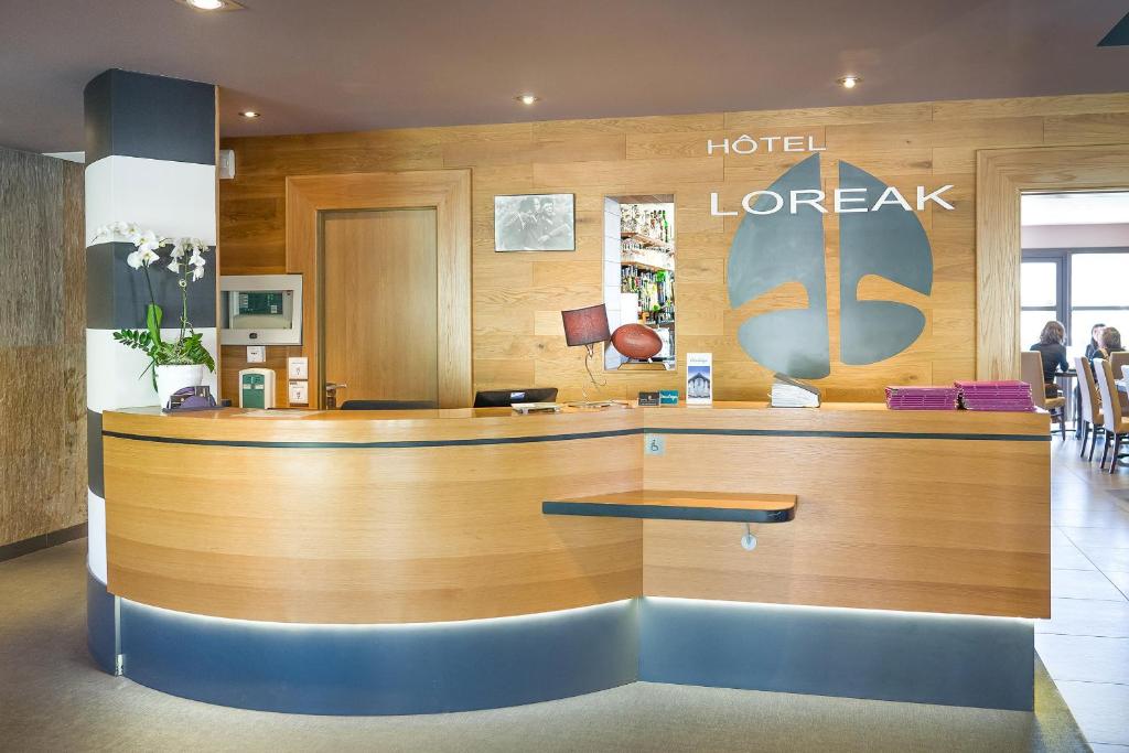Hotel Loreak sits 2 km from the centre of Bayonne, with en-suite rooms that include free Wi-Fi and a flat-screen TV.