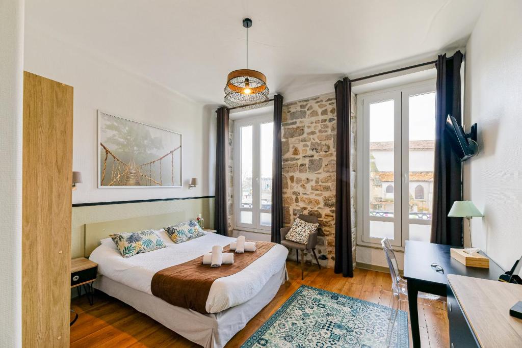 L'Hotel Cote Basque si trova nel cuore del centro storico di Bayonne, di fronte al ponte Saint-Esprit, e offre Wi-Fi gratuito e camere con bagno privato.