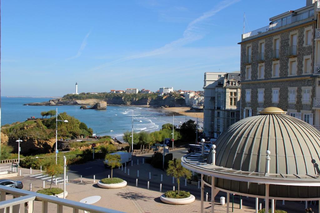 L'Hotel De L'Océan gode di una posizione da sogno nel cuore di Biarritz, a soli 3 minuti a piedi da una grande spiaggia, un luogo davvero magico condiviso da nuotatori e surfisti.