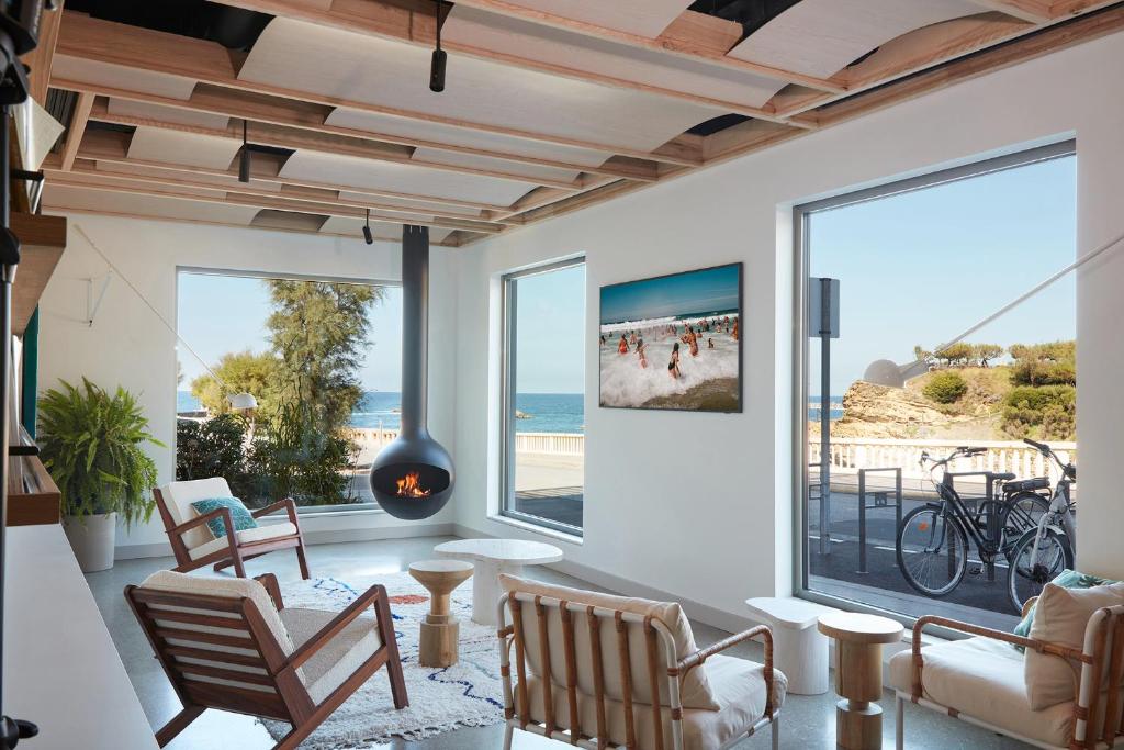 Facing the ocean in Biarritz, Hôtel de La Plage puts guests just 50 metres from Plage du Vieux Port, with flat-screen TVs and complimentary Wi-Fi in every room.
