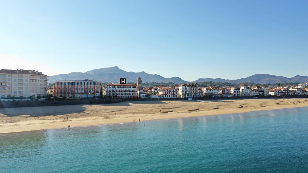 Dieses 4-Sterne-Hotel liegt am Strand in Saint-Jean-de-Luz und bietet klimatisierte Zimmer mit kostenfreiem WLAN und Sat-TV.