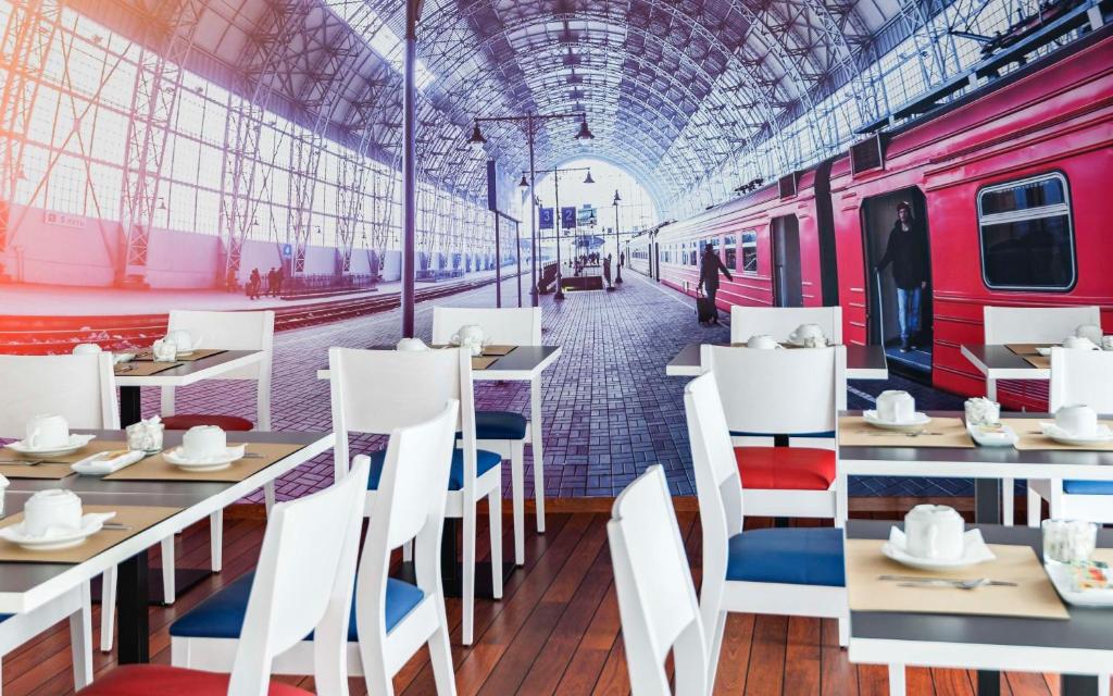 Just 100 metres from the harbour in Saint-Jean-de-Luz, Brit Hotel de Paris offers guest rooms equipped with a TV and complimentary Wi-Fi.